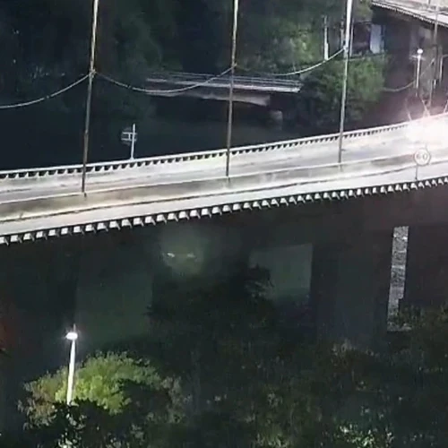 Imagem - Vídeo mostra PMs e adolescente na Segunda Ponte antes de ele se afogar