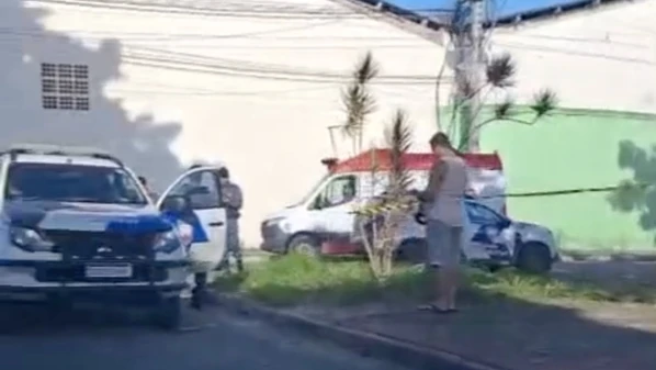 Imagens enviadas à reportagem de A Gazeta mostram que a Polícia Militar isolou a área, que fica em uma pracinha do bairro à margem da Avenida Talma Rodrigues Ribeiro