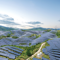 Cada vez mais especialistas afirmam a China está a ponto de pôr fim às décadas de aumento das suas emissões de carbono – se é que já não atingiu este objetivo. Mas a trajetória das emissões chinesas ainda depende muito das tendências econômicas internas, incertezas geopolíticas e da rejeição americana às ações climáticas