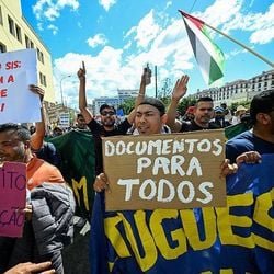 O governo português está trabalhando a todo vapor para decidir o destino de dezenas de milhares de imigrantes que solicitaram residência no país. Os que tiverem o pedido rejeitado devem deixar o país em até 20 dias.