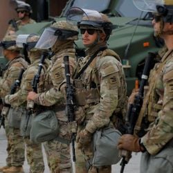 O envio da Guarda Nacional a Los Angeles vai agradar aos apoiadores da postura dura de Trump em relação à lei e à ordem, mas os opositores dizem que essa medida é inflamável