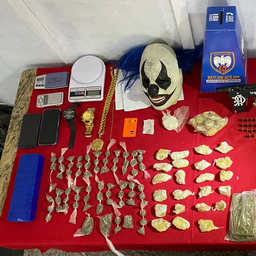 Imagem - Arma artesanal, drogas, munições e dinheiro são apreendidos em Cachoeiro
