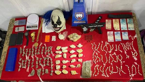 De acordo com a PM, a apreensão ocorreu após denúncias anônimas informarem que suspeitos estariam embalando drogas para venda