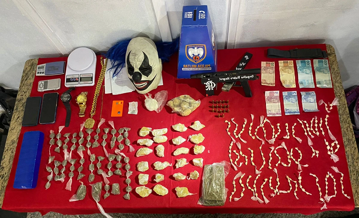 Arma artesanal, drogas e munições e dinheiro são apreendidos em Cachoeiro 