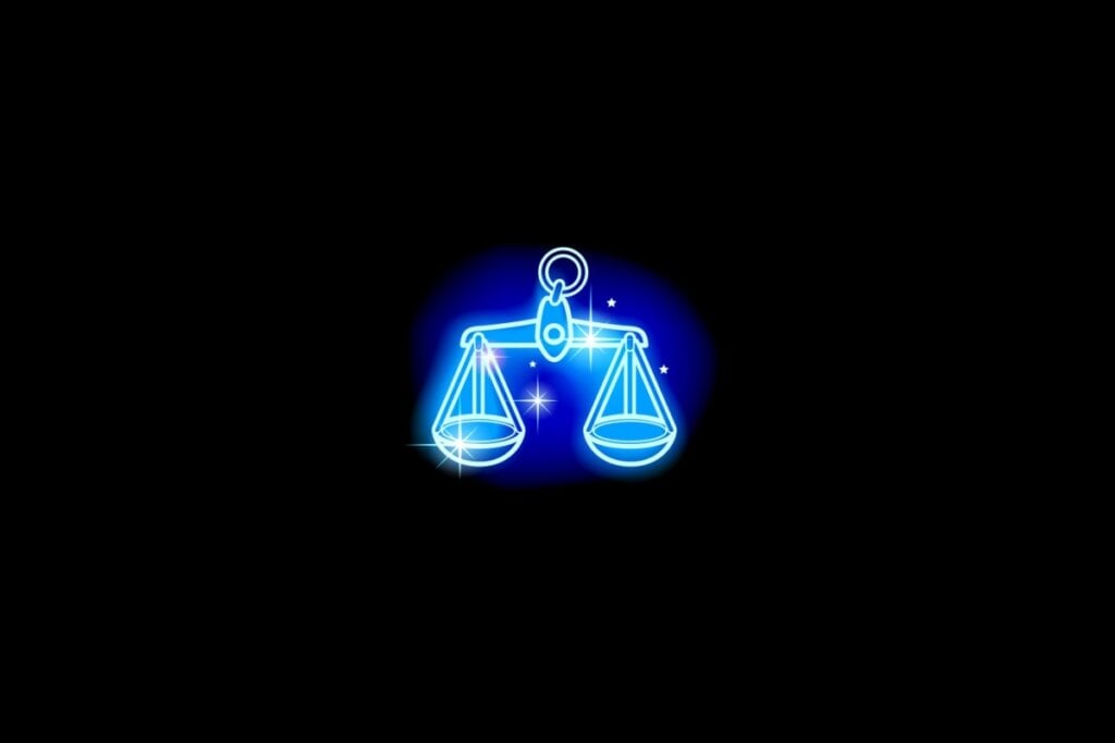 O dia será favorável para os nativos de Libra refletirem sobre gastos, investimentos e buscar novas fontes de renda (Imagem: Maisei Raman | Shutterstock) 