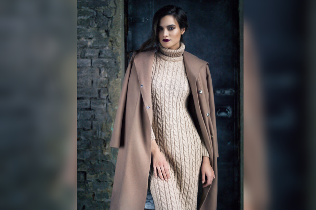 Vestidos longos de tricô são apostas certas para unir estilo e proteção térmica (Imagem: Photopictures | Shutterstock)