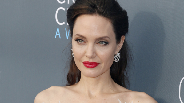 Atriz aparece na capa da edição francesa da Time exibindo marcas da cirurgia feita em 2013 após descobrir mutação genética que elevava o risco de câncer de mama e ovário