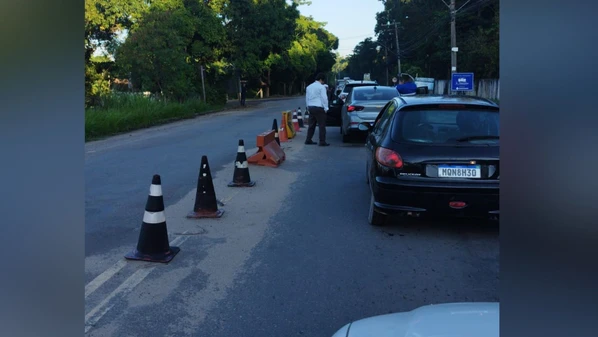 Grupo que realiza o protesto está bloqueando a passagem de veículos na rodovia durante 30 minutos e depois liberando por 10 minutos desde a manhã desta segunda-feira (9)