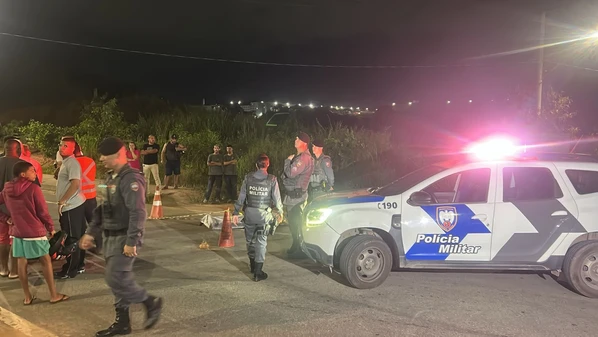 Vítima, um homem de 31 anos, foi morta na noite desta segunda-feira (9); carro do homem ficou com marca de tiro