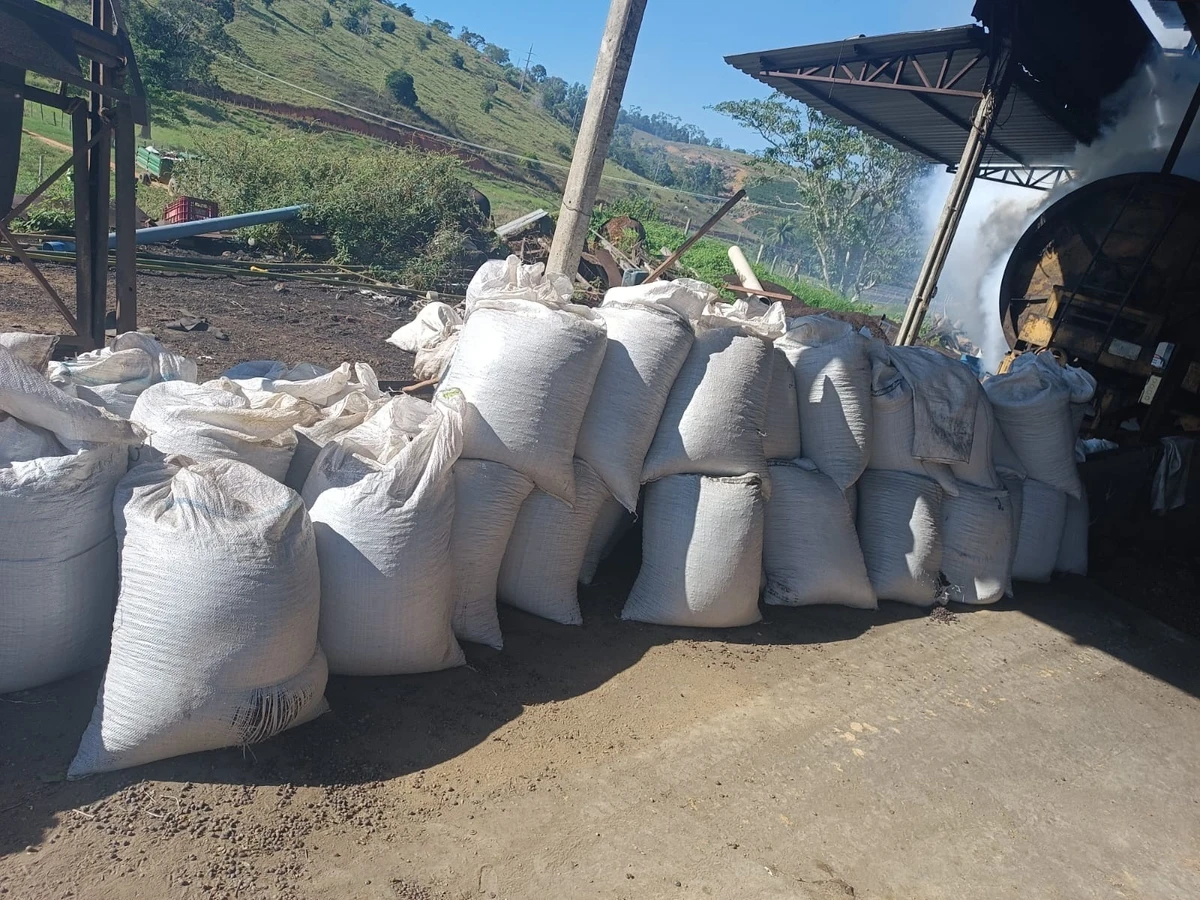 Após furto de 150 sacas de café polícia segue rastros e acha parte da carga em Nova Venécia 