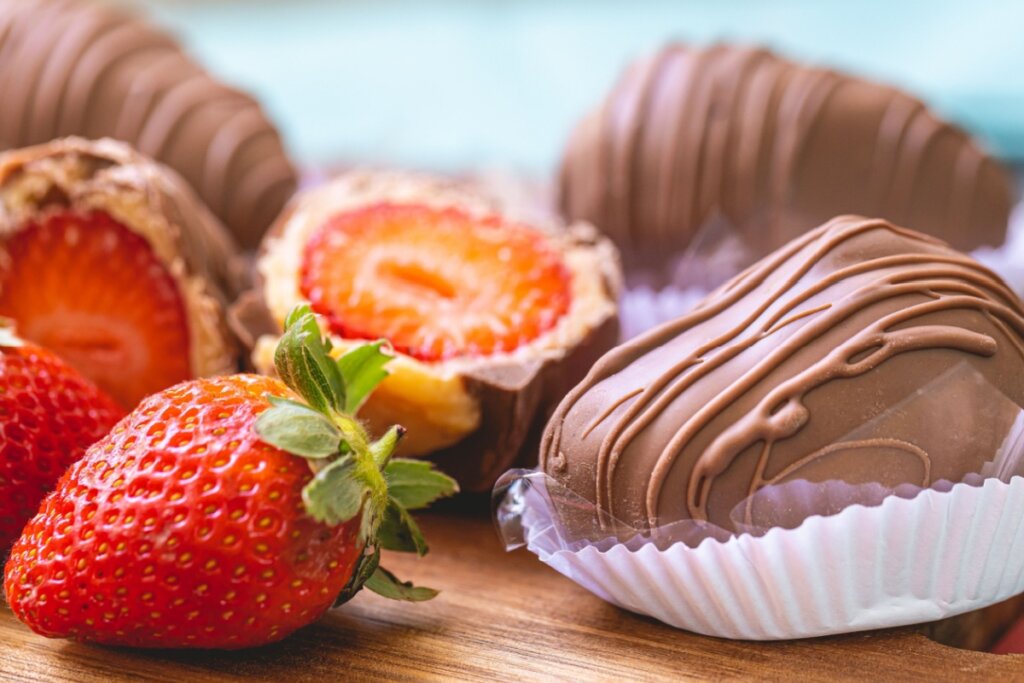 Bombom de morango com chocolate (Imagem: rafastockbr | Shutterstock)