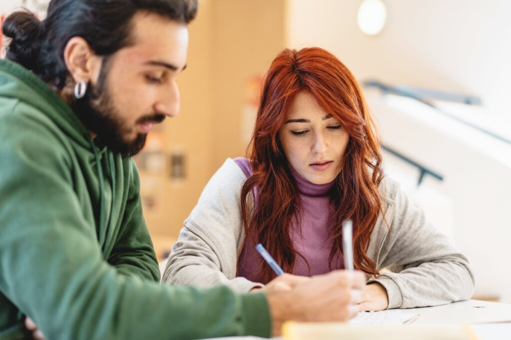Compreender políticas ambientais é fundamental para construir uma argumentação crítica nos exames (Imagem: Lomb | Shutterstock)