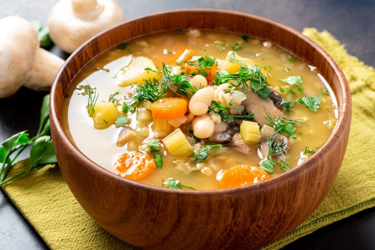 Sopa de feijão-branco com legumes e cogumelo (Imagem: Svetlana Monyakova | Shutterstock)