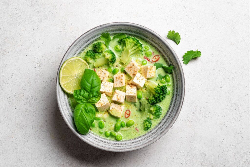 Sopa verde de curry com tofu e legumes (Imagem: Oksana Mizina | Shutterstock)