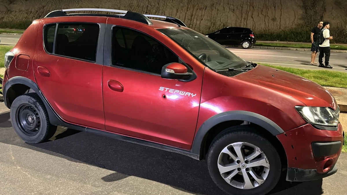 O carro da vítima (Renault Sandero Stepway) foi alvo de um tiro