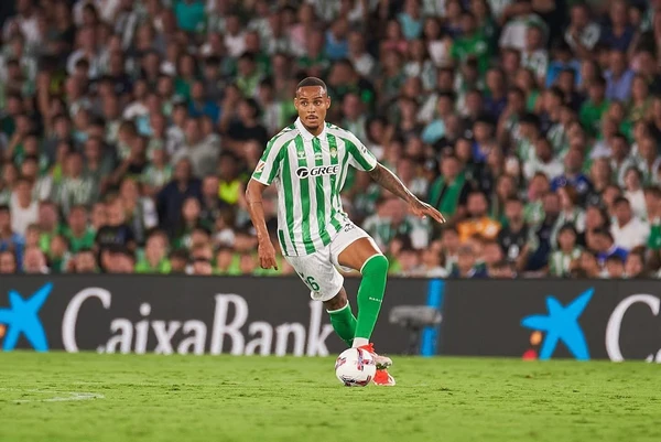 O Porto Vitória, clube formador do jogador, receberá cerca de R$1,1 milhão