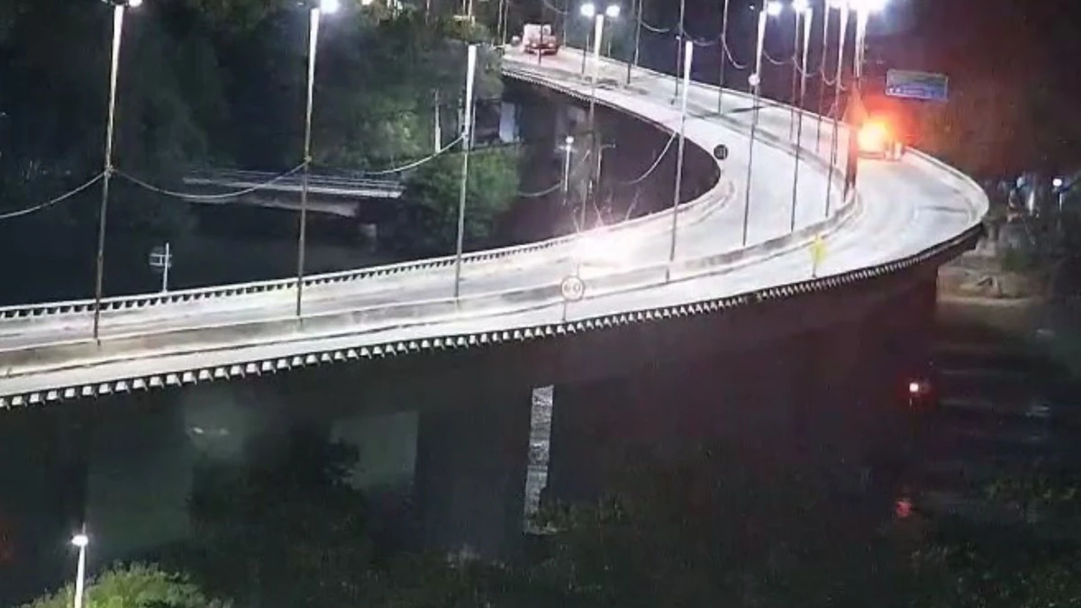 Vídeo mostra viatura em cima da Segunda Ponte e movimentação na água