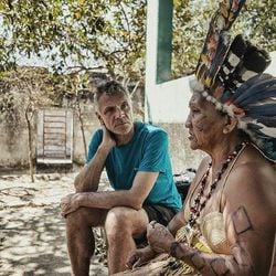 Três anos após a morte do jornalista britânico e do indigenista Bruno Pereira no Vale do Javari, ‘Como salvar a Amazônia’ é lançado por grupo de jornalistas que abraçaram missão de concluir a obra de vida de Dom.