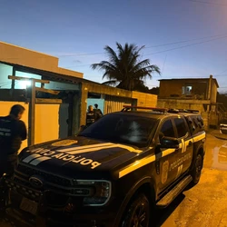 Jovem de 17 anos foi encontrado por garis às margens da estrada para Barra Nova; havia marca de tiro na cabeça e projéteis de arma de fogo pelo chão