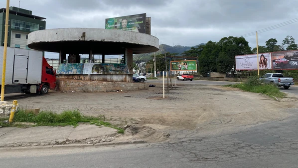 Imóvel era utilizado como abrigo por pessoas em situação de rua e como estacionamento para vendedores ambulantes