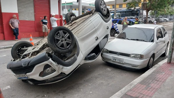 Roubo do veículo ocorreu no começo da manhã desta terça-feira (10) e o acidente aconteceu horas depois