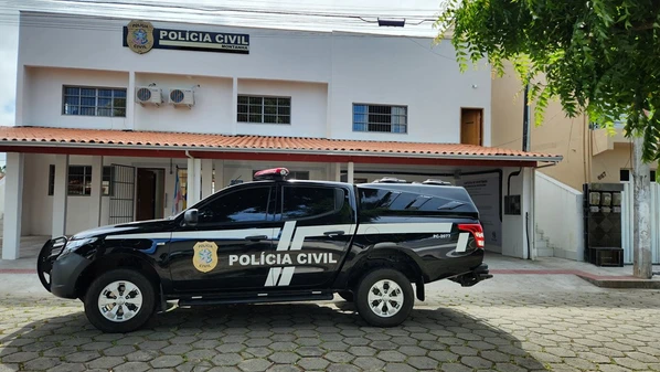 Testemunhas contaram à PM que ouviram o barulho dos disparos e, ao saírem na rua, encontraram a vítima caída no chão