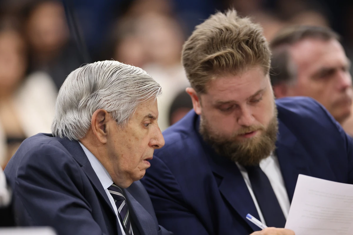 Augusto Heleno, ex-ministro do GSI (Gabinete de Segurança Institucional), junto ao advogado, em depoimento ao STF