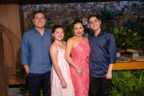 Breno Peixoto e Juliana Rambalducci e os filhos Alice e Pedro Henrique