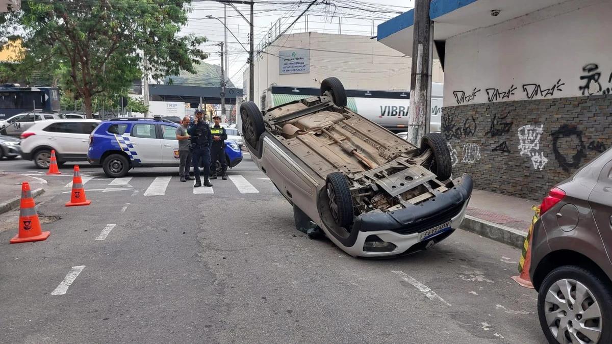 Carro roubado capota no Centro de Vitória