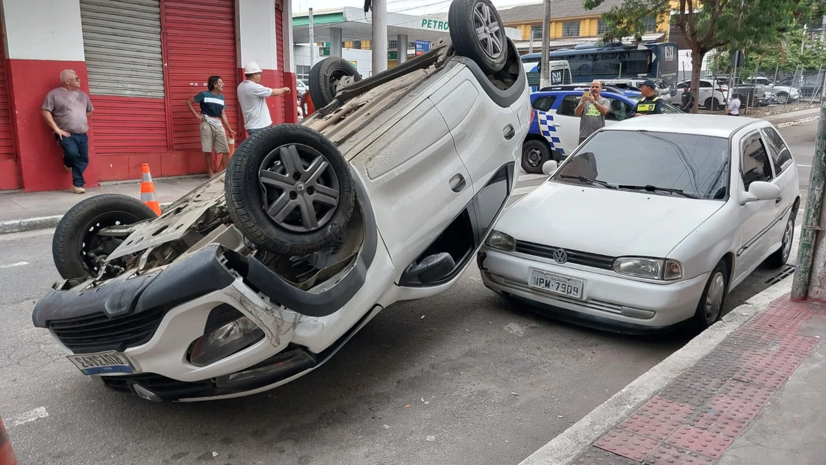 Carro roubado capota no Centro de Vitória
