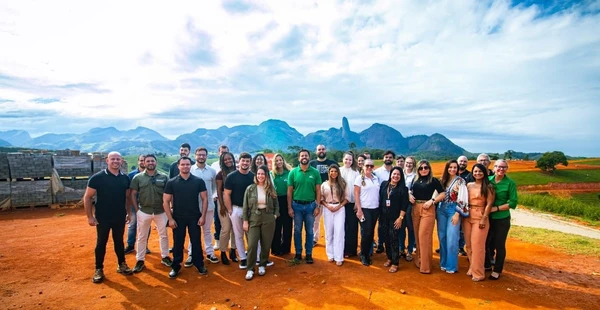 Renato Nolasco, Leandro Vicentini e arquitetos e engenheiros no loteamento
