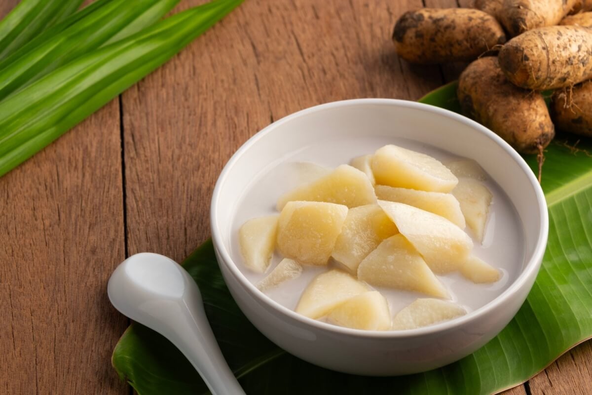 Inhame cozido com leite de coco (Imagem: Kritchai7752 | Shutterstock)
