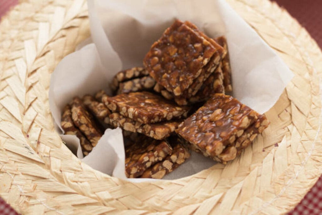 Pé-de-moleque com café (Imagem: Thais Ceneviva | ShutterStock)