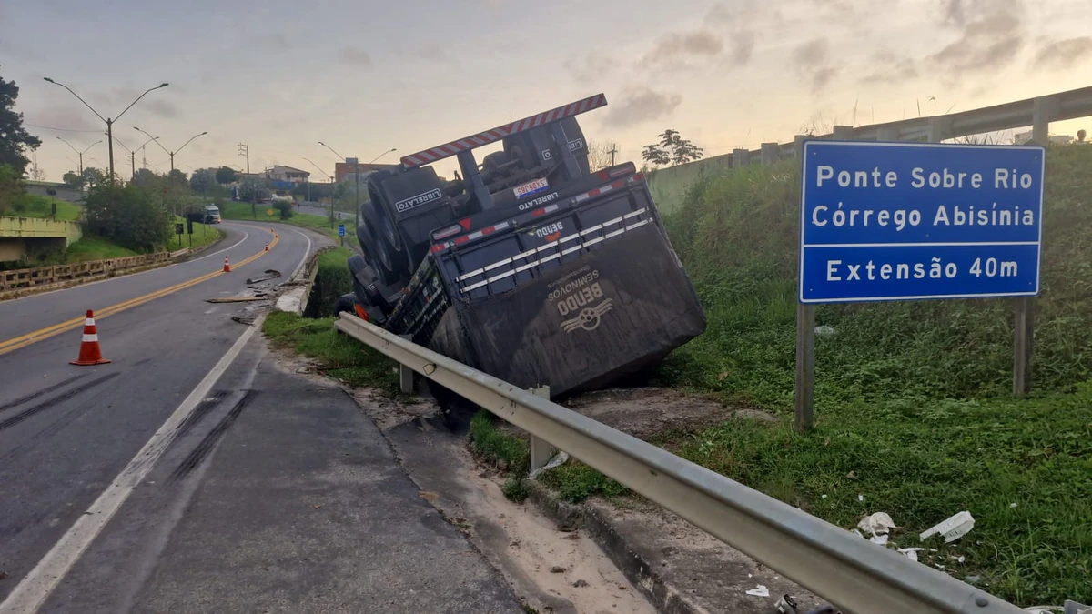Motorista de carreta envolvido em acidente na BR 101, em São Mateus, não se feriu