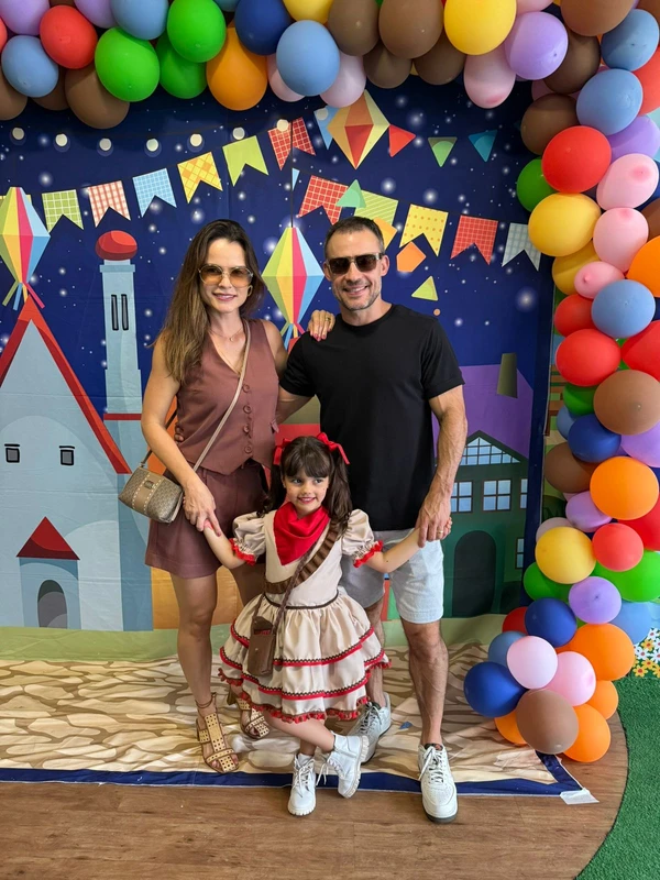 Vanessa Endringer e Juarez Rezena com a filha Maria Clara, no Arraiá da Maple Bear Vila Velha, que aconteceu no último sábado, dia 07