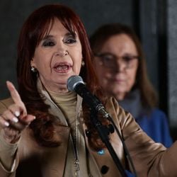 Após a confirmação da condenação da ex-presidente argentina, explicamos o que vai acontecer a seguir, e como sua prisão pode impactar as eleições de meio de mandato.