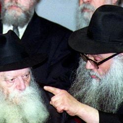 Menachem Mendel Schneerson (1902-1994) é considerado um dos líderes judaicos mais influentes do século 20. Ele transformou um pequeno grupo de uma vertente do judaísmo em um dos mais fortes movimentos contemporâneos desta religião.