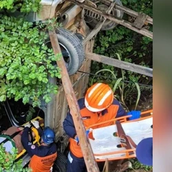 Apesar do susto, vítima estava consciente e com ferimentos leves quando foi resgatada pelo Corpo de Bombeiros