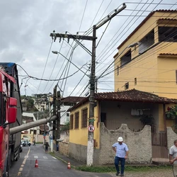 Guarda diz que durante uma manobra para desviar de um ônibus na via, a carroceria da carreta acabou colidindo com um poste, que caiu. Ocorrido impactou a vida de quem mora nos bairros Centro e Marista