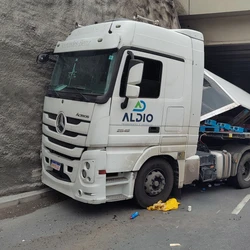 Colisão ocorreu na manhã desta quarta-feira (11); baú da carreta abriu com o impacto da batida e a carga de produtos de higiene e limpeza ficou espalhada na pista
