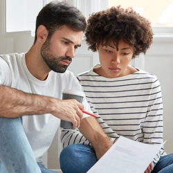 O objetivo é evitar que a relação possa ser caracterizada como união estável, equiparada ao casamento; cláusulas, como exigir prática sexual, não são permitidas