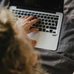 Data é marcada por um aumento nos golpes virtuais, especialmente entre consumidores que buscam presentes online