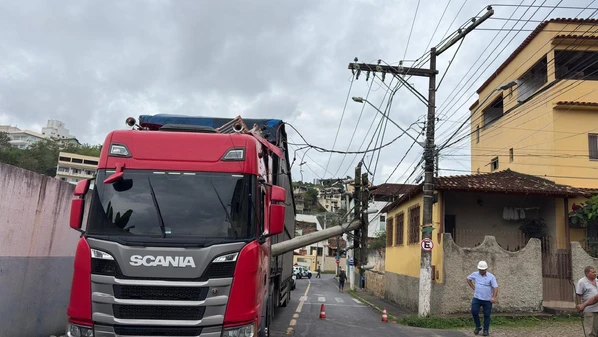 Guarda diz que durante uma manobra para desviar de um ônibus na via, a carroceria da carreta acabou colidindo com um poste, que caiu. Ocorrido impactou a vida de quem mora nos bairros Centro e Marista