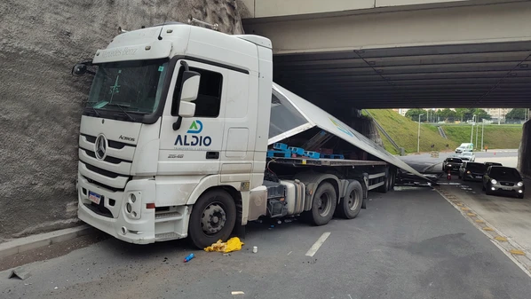 Colisão ocorreu na manhã desta quarta-feira (11); baú da carreta abriu com o impacto da batida e a carga de produtos de higiene e limpeza ficou espalhada na pista