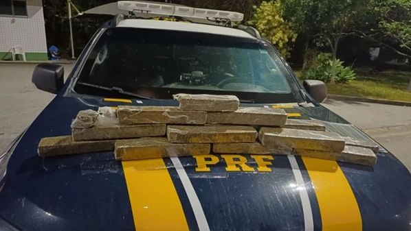 Ao ser abordada, suspeita confessou que estava transportando cerca de 10kg de maconha da capital fluminense para a cidade de Alegre