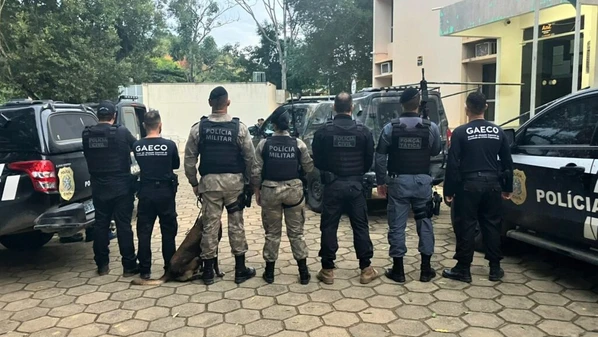 Equipes do Ministério Público do Espírito Santo, com apoio da Polícia Civil, trabalham na manhã desta quarta-feira (11) para cumprir 49 mandados de prisão e 19 de busca e apreensão
