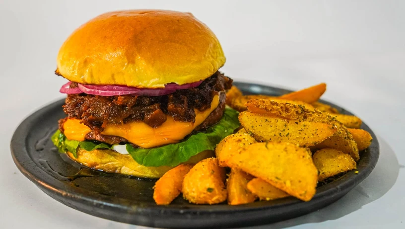 Hambúrguer do Calçadão Tap House no festival Sabores do Caparaó 2025, em Guaçuí 