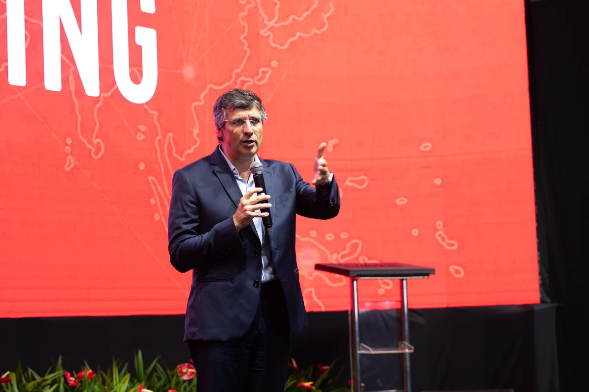 André Esteves, dono do banco BTG, discursa em evento no ES