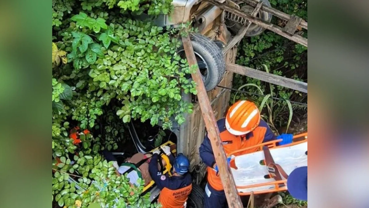 Bombeiros atuando na retirada do veículo de dentro de córrego em Colatina