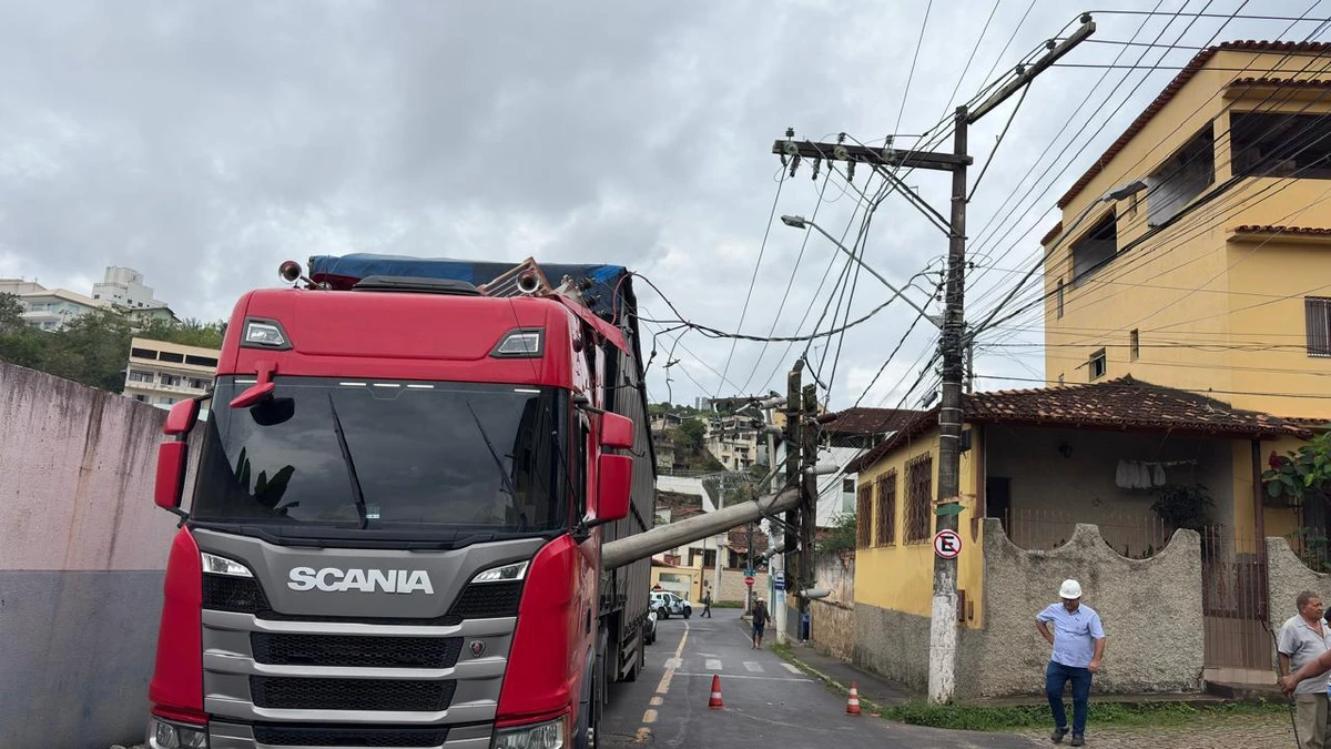 Carreta derruba poste e deixa bairros sem energia elétrica em Colatina
